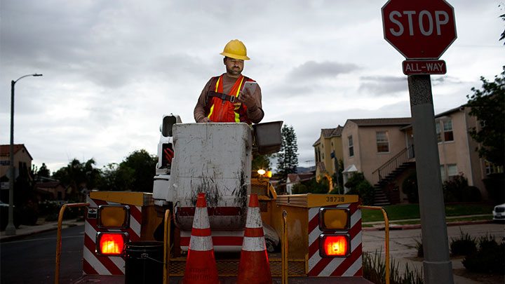 Des ouvriers installent une infrastructure connectée