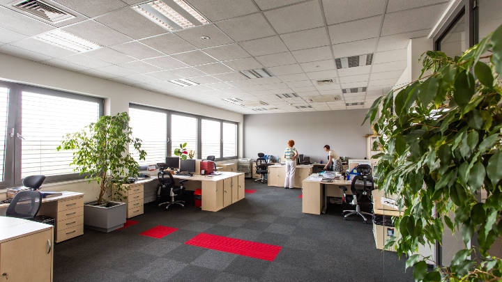 Mise en lumière des bureaux paysagers d'Apator S.A., en Pologne, grâce aux solutions d'éclairage de Philips
