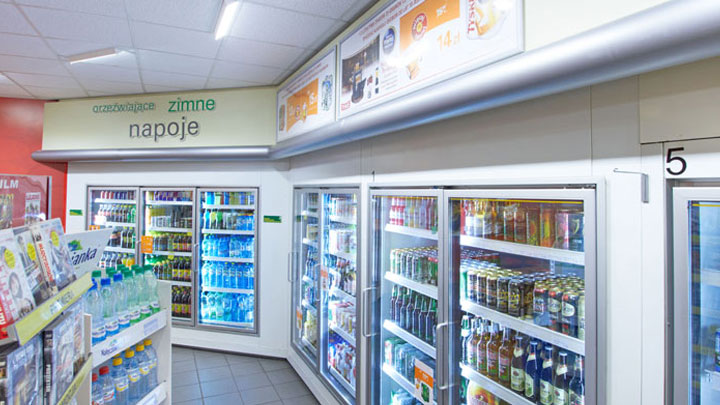 Réfrigérateurs dans le magasin de la station-service BP de Cracovie, Pologne