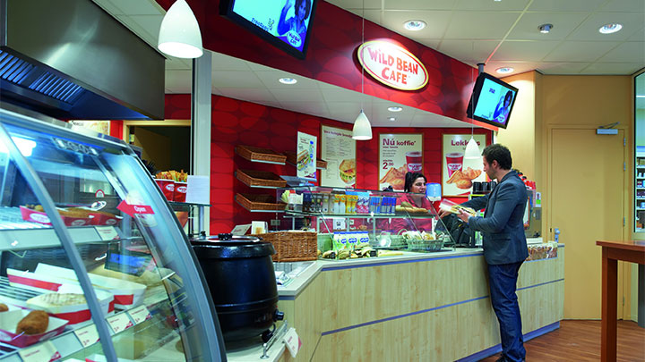 Magasin d’une station-service mis en lumière par le système d’éclairage de magasin Philips
