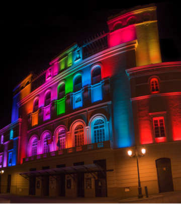L'éclairage extérieur coloré de Philips permet de mettre en valeur un bâtiment 