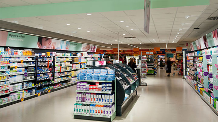Un bon éclairage des allées permet de guider le client à travers le magasin dans les supermarchés Consum, à Valence