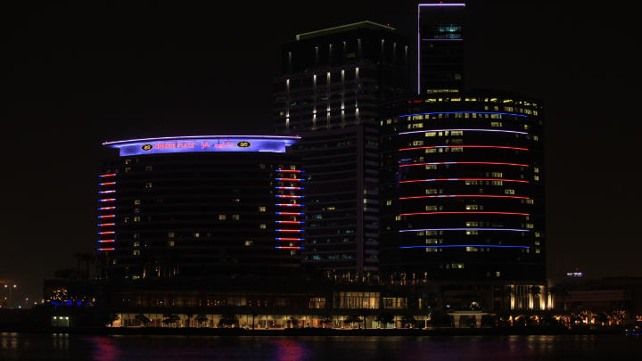 Amélioration de l'aspect des hôtels de Dubaï grâce aux tubes LED I‐Color Accent de Philips Lighting qui attirent le regard sur les façades
