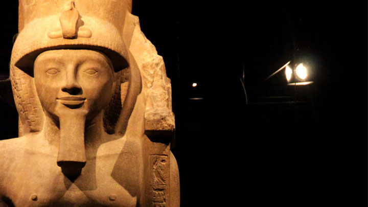 Une statue éclairée par Philips Lighting au musée égyptologique, en Italie
