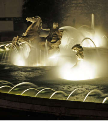 Vue rapprochée de la Fonte Monumental de Lisbonne, au Portugal, illuminée avec l'éclairage Philips pour fontaine 
