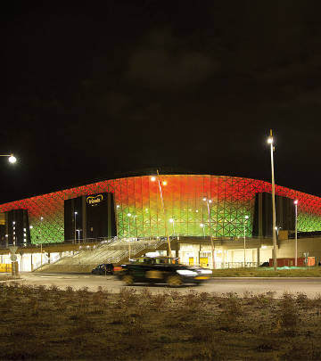 Façade aux couleurs changeantes du Friends Arena, en Suède 