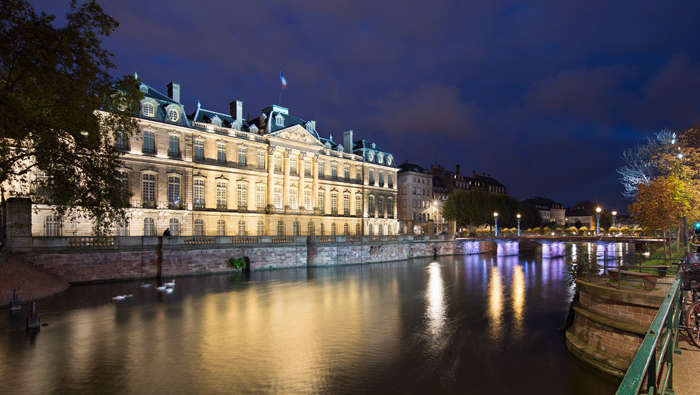 L'éclairage extérieur de Philips fait ressortir les splendides détails architecturaux d'un bâtiment ancien sur la Grande Île, à Strasbourg