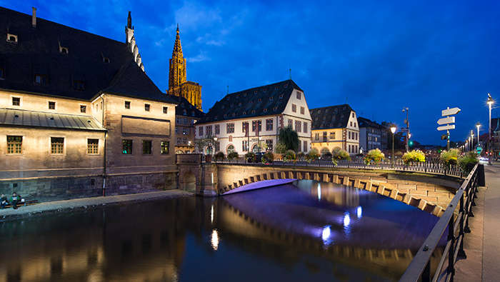 Des bâtiments de la Grande Île illuminés par l’éclairage extérieur Philips 