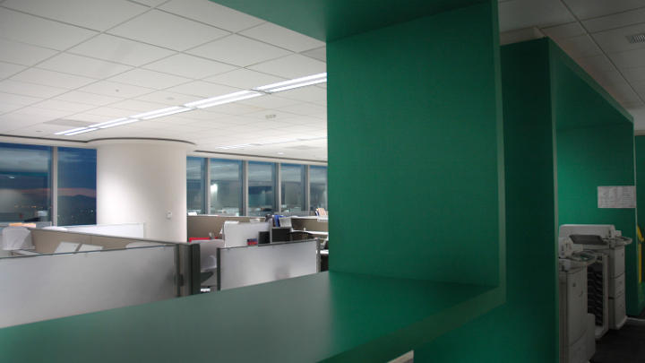 Bureau au sein de la tour HSBC, mis en lumière par une solution d'éclairage de Philips