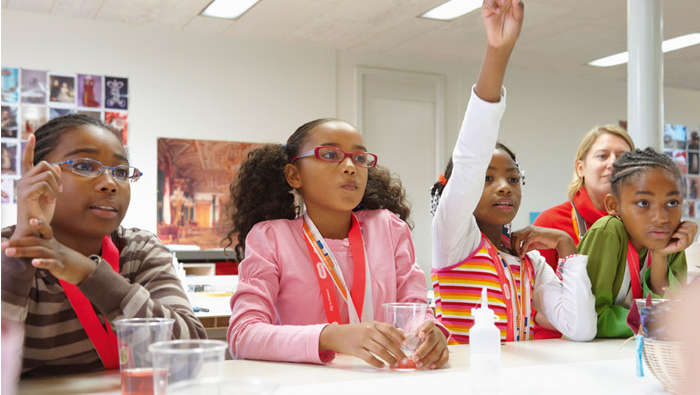 Des étudiants dans une salle de classe mise en lumière par Philips Lighting