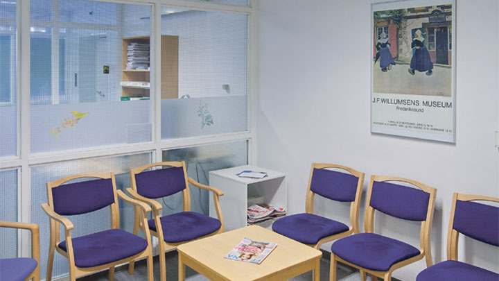  Cette salle d'attente à l'hôpital de Holbaek, au Danemark, est mise en lumière par l'éclairage encastré en milieu médical