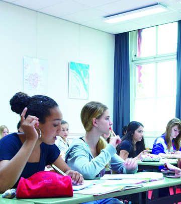 Les étudiants interagissent positivement avec le paramètre Energy Philips SchoolVision au Collège Jan Van Brabant, aux Pays-Bas.
