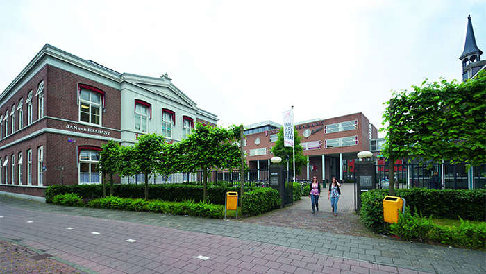 La façade du Collège Jan Van Brabant, qui utilise l'éclairage d'écoles Philips pour créer des ambiances d'éclairage variables dans les classes