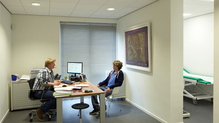 La salle de consultation du Centre de soins de santé Lindehof éclairée par Philips Lighting