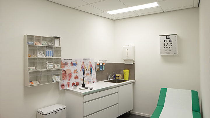 L'éclairage LED à faible consommation de Philips éclaire la salle d'examen du Centre de soins de santé Lindehof