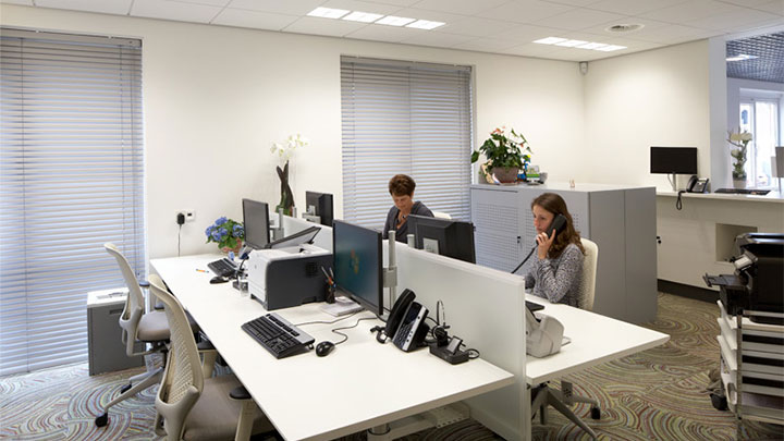 Le bureau du Centre de soins de santé Lindehof mis en lumière par Philips
