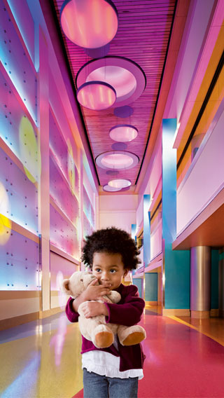 petite fille portant un nounours 