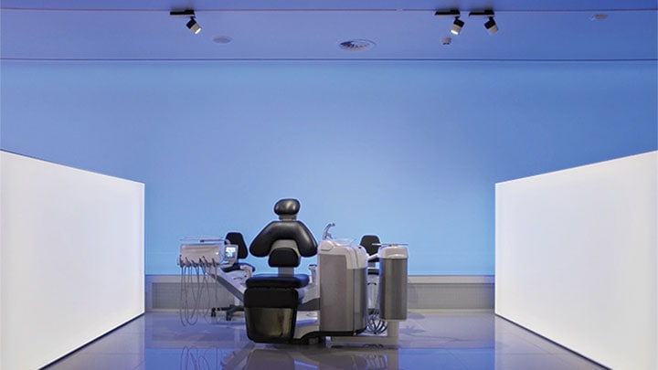 Les surfaces de lumière de Philips éclairent l'espace d'exposition de Planmeca, en instaurant une ambiance séduisante qui ne requiert qu'une faible consommation d'énergie.