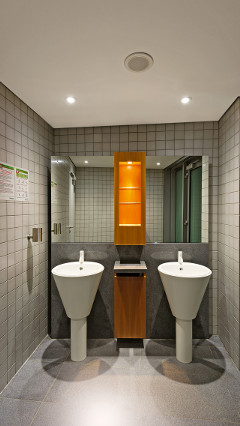  Les sanitaires de Provinzial Rheinland Versicherung AG, mis en lumière par des spots LED StyliD Mini
