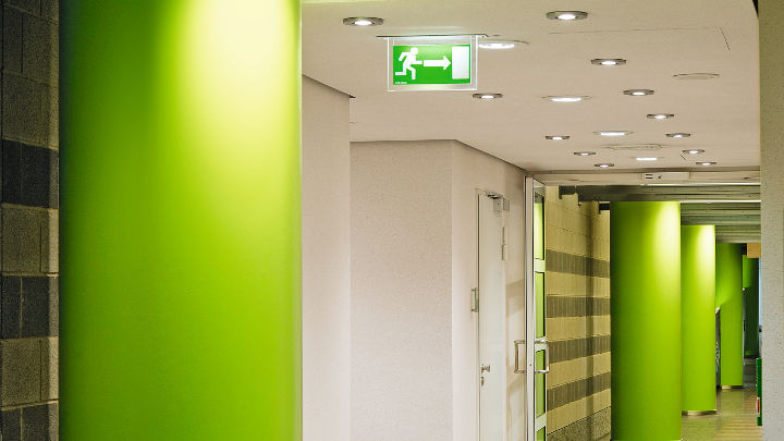  Les couloirs des locaux de Provinzial Rheinland Versicherung AG, mis en lumière par un système d'éclairage pour bureaux de Philips