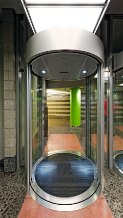  L'entrée de Provinzial Rheinland Versicherung AG, mise en lumière par une solution moderne d'éclairage de Philips 