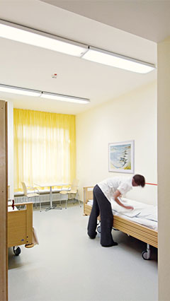 Une chambre de patient dans la clinique psychiatrique éclairée par Philips