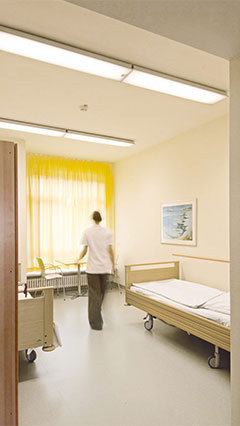 Une chambre de patient dans la clinique psychiatrique éclairée par Philips