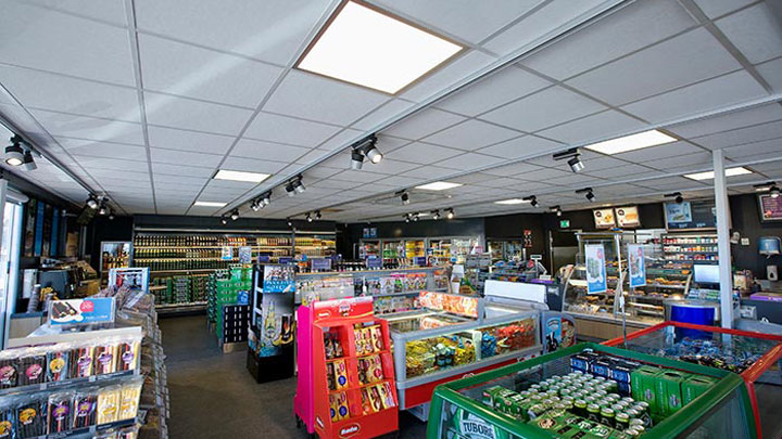 Les produits d’éclairage de station-service de Philips recouvrent le plafond du magasin Q8 Qvik to go