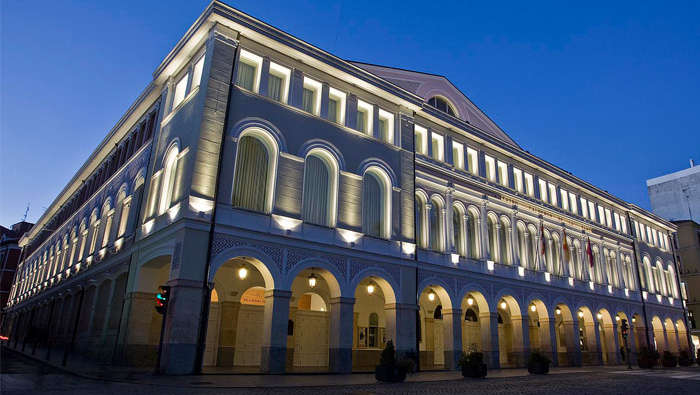 Éclairage paysager du théâtre Calderon, à Valladolid, par Philips Lighting