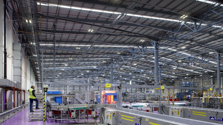 L'entrepôt de Royal Mail NDC, mis en lumière par un système d'éclairage industriel de Philips Lighting