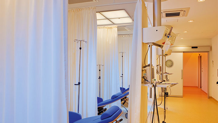 Salle d'attente du South Operating Centre, en Allemagne, éclairée par les solutions pour soins de santé Philips Lighting