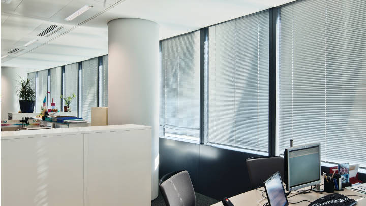 Intégration de luminaires pour bureaux Philips au plafond de ces bureaux de la tour Sequana 