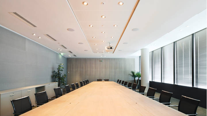 Une salle de réunion de la tour Sequana, mise en lumière par un système d'éclairage pour bureaux de Philips, permettant de réduire la consommation énergétique
