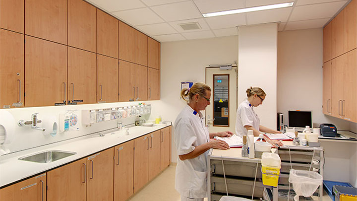 Le laboratoire UMCG qui utilise l'éclairage hospitalier pour mettre en lumière la pièce