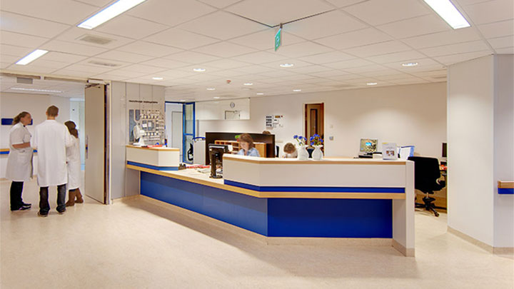 L'espace d'accueil de UMCG utilise un éclairage économe en énergie, grâce à l'éclairage en milieu hospitalier de Philips