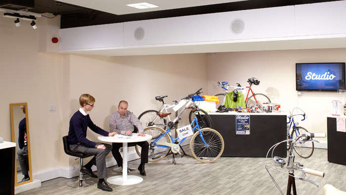 Les panneaux acoustiques au plafond de Philips Lighting créent une ambiance confortable dans le studio de l'Université de Surrey