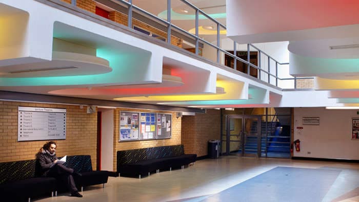 Philips Lighting contribue à apporter un éclairage peu énergivore et captivant au foyer de l'Université de Surrey
