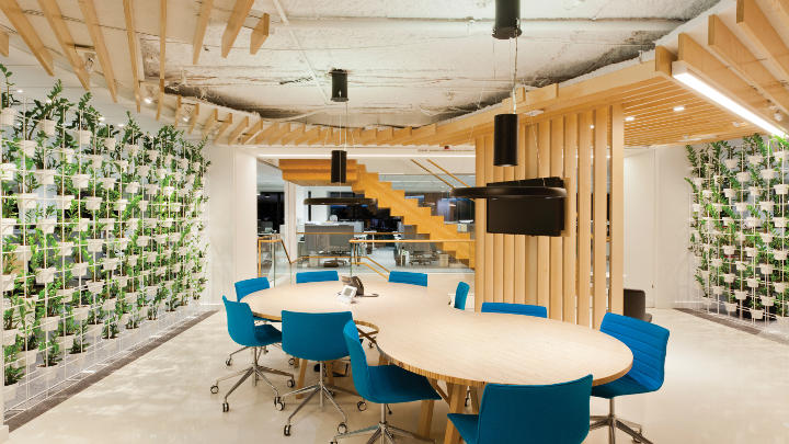 Cette zone de passage du centre Westfield Sydney est mise en lumière par une solution d'éclairage pour bureaux et des commandes d'éclairage de Philips