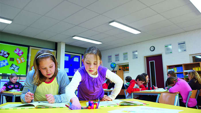 Les étudiants travaillent sous le paramètre d'éclairage « Normal » à l'école primaire de Wintelre