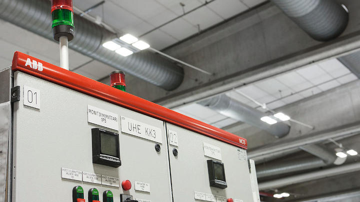 Une des commandes des variateurs ABB, mise en lumière par Philips Lighting
