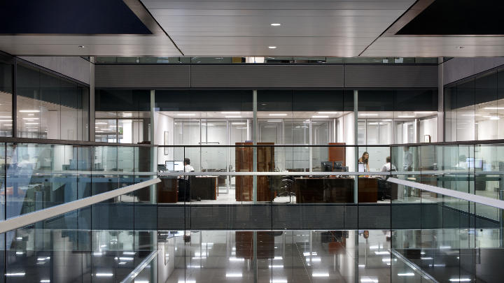 Vue extérieure des locaux de Citi, à Londres, mis en lumière par une solution d'éclairage pour bureaux de Philips