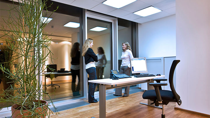 L'espace de bureaux de DivoCare mis en lumière par l'éclairage en milieu médical de Philips 