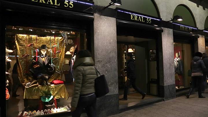 Éclairage dynamique de la vitrine d’Eral 55, magasin de vêtements haut de gamme pour homme, à Milan