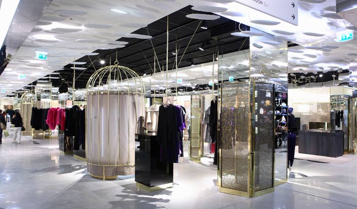 Un showroom bien éclairé et spacieux des Galeries Lafayette  avec des éléments écologiques et durables | Éclairage des magasins Galeries Lafayette