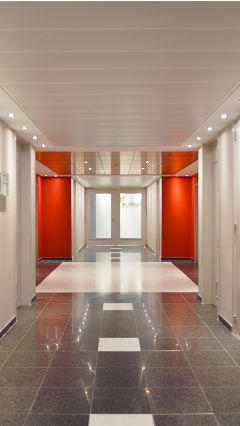 Mise en lumière efficace des zones de passage grâce aux solutions d'éclairage pour bureaux de Philips