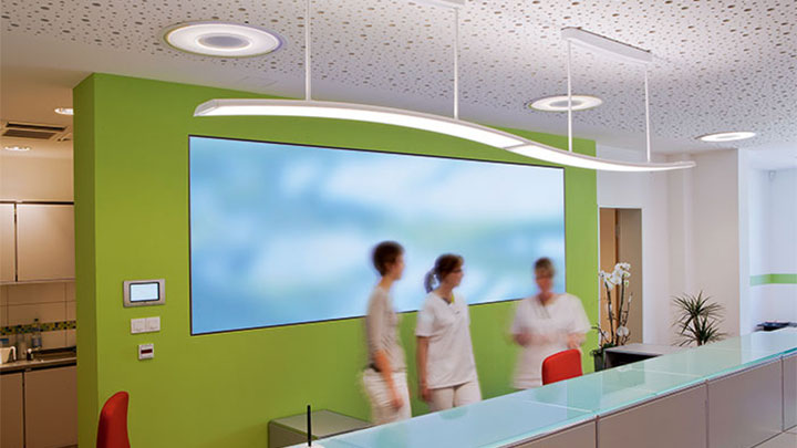 Des luminaires modernes éclairent la réception à Greisfald Radiologie