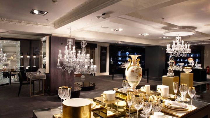 Des produits bien illuminés avec l'éclairage de commerces Philips et des lampes Philips adaptées aux lustres chez Harrods, au Royaume-Uni 
