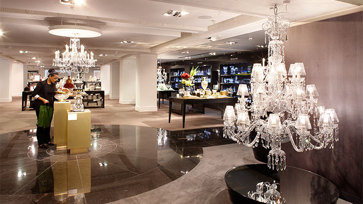 Le magasin mis en lumière chez Harrods, au Royaume-Uni, avec des lampes LED Philips pour lustres 