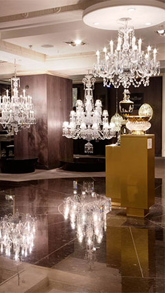 Les lustres chez Harrods, au Royaume-Uni, avec des lampes LED en forme de bougies 