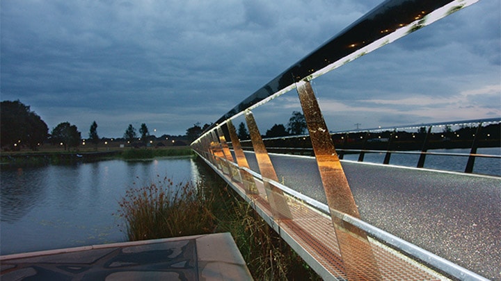 Le pont du High Tech Campus s'éclaire au coucher du soleil 